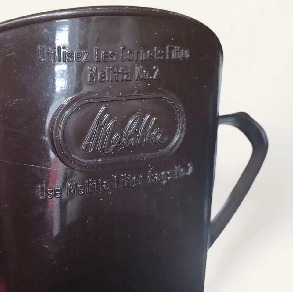 Filtro de plástico Melitta Nº 2 vertido sobre negro hecho en Canadá Foto 3 de 4