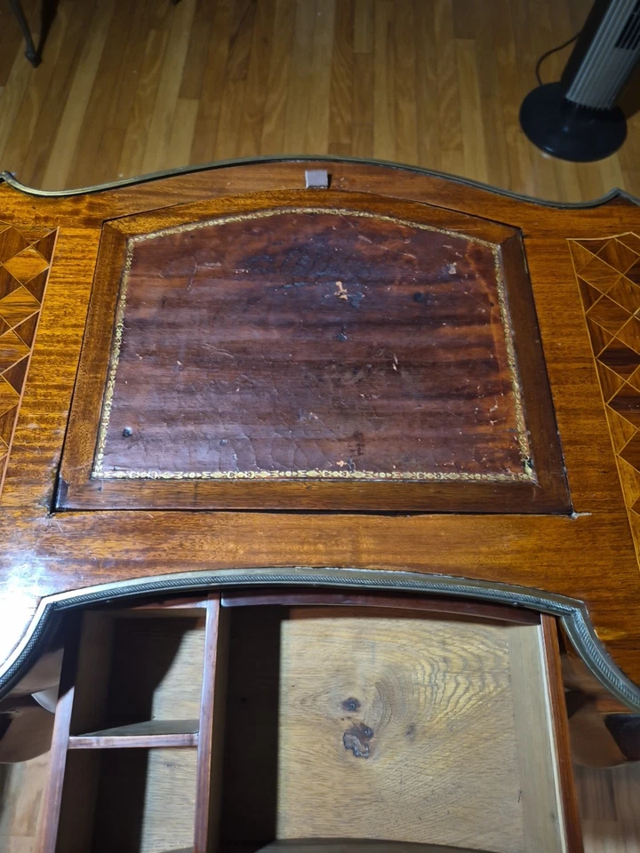 Антикварный инкрустированный овальный деревянный настольный секретарь эпохи Людовика XV с кожаной отделкой - Изображение 4 из 4