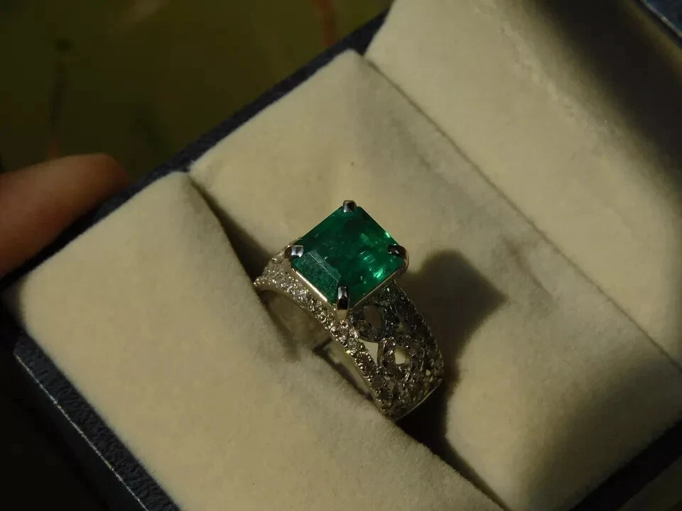 3. Impresionante anillo de diamantes y esmeraldas naturales talla princesa de quilates de oro blanco sólido de 14 quilates Foto 2 de 4