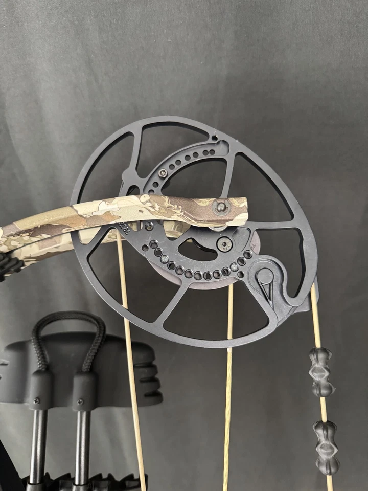 Bear Archery Whitetail INT RTH Right Hand 55 to 70 Pounds Black Whitetail New - Image 2 of 3