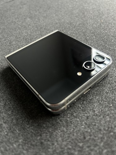 Samsung Galaxy Z Flip5 256GB Cream BROKEN INTERNAL SCREEN Parts or Repair
