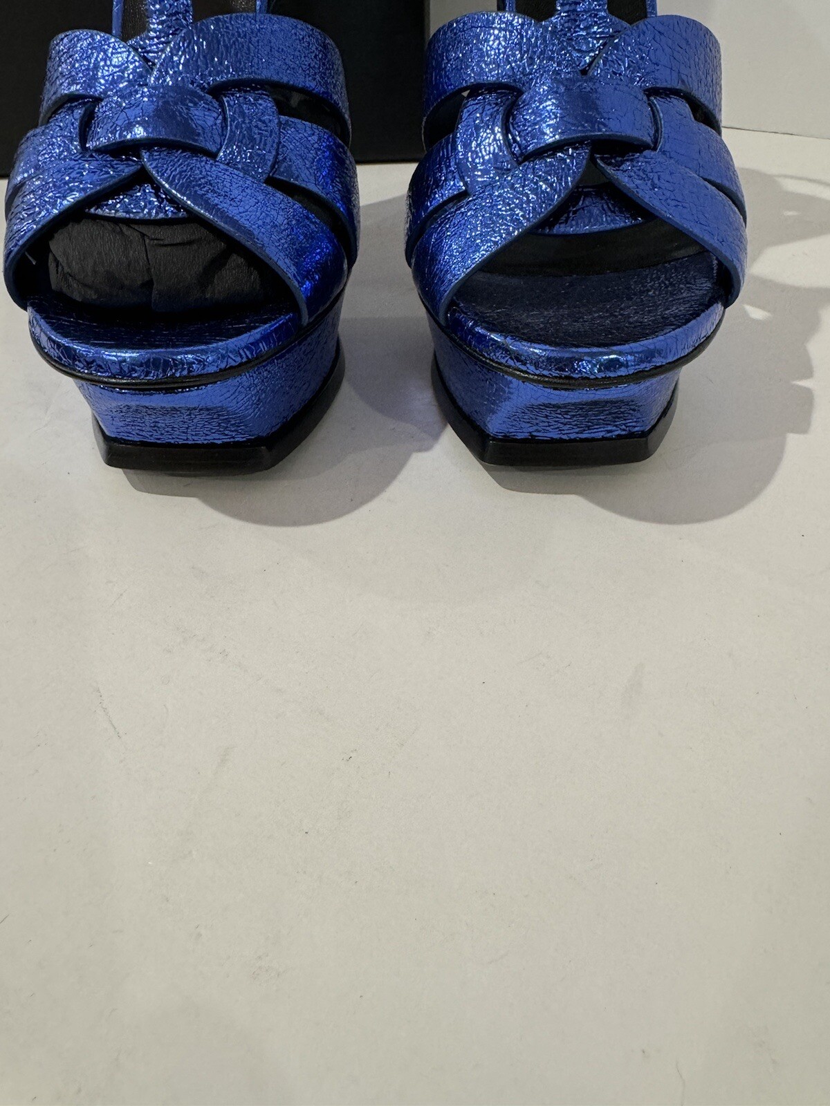 SAINT LAURENT Sandali YSL metallizzati in pelle di vitello incrinata plateau metallo blu taglia 40