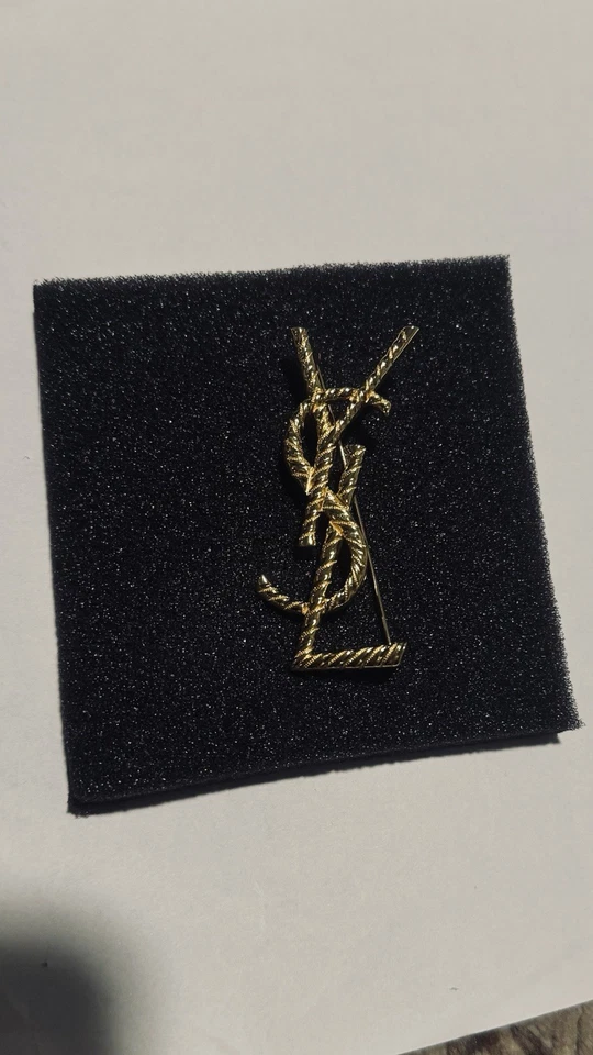Broche Saint Laurent YSL Dorado - Nuevo en Caja Foto 4 de 4