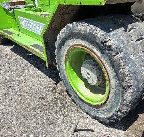 2001 TAYLOR THD 250M 2 STAGE 25,000LB PNEUAMTIC DIESEL FORKLIFT - Image 3 of 4