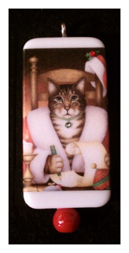 SANTA PAWS CAT MAKING NAUGHTY LIST - DOMINO PENDANT & MATCHING BOX WITH CORD - 第 1/3 張圖片