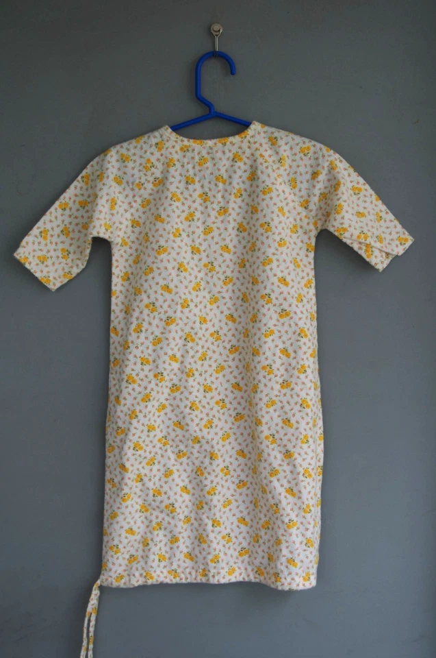 Lindo Vestido de Bebê Vintage Flanela Layette Amarelo Floral Calico - Imagem 2 de 3