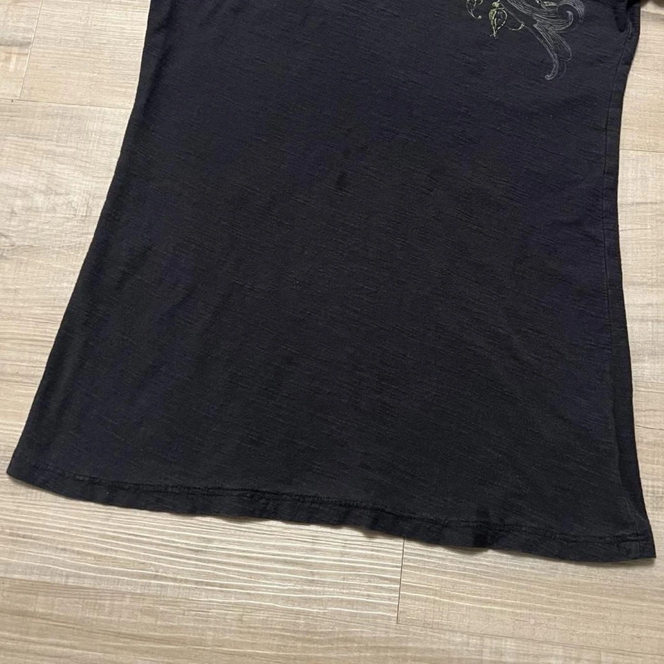 Camiseta Vintage Y2K Grunge Feminina Metal Mulisha Asas de Anjo Decote V Preta Grande - Imagem 4 de 4