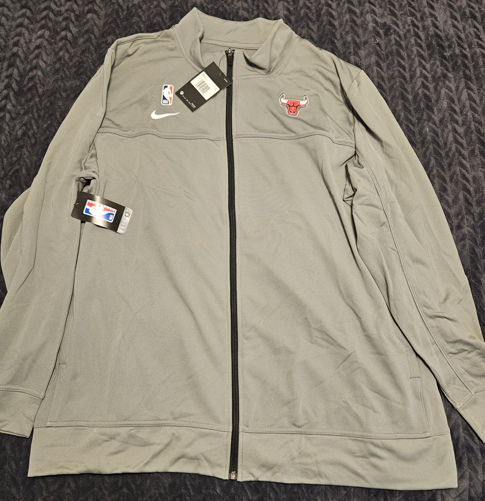 SACAI X NIKE Nuova giacca NIKE Chicago Bulls NBA full zip grigia da uomo taglia XXL nuova con etichette