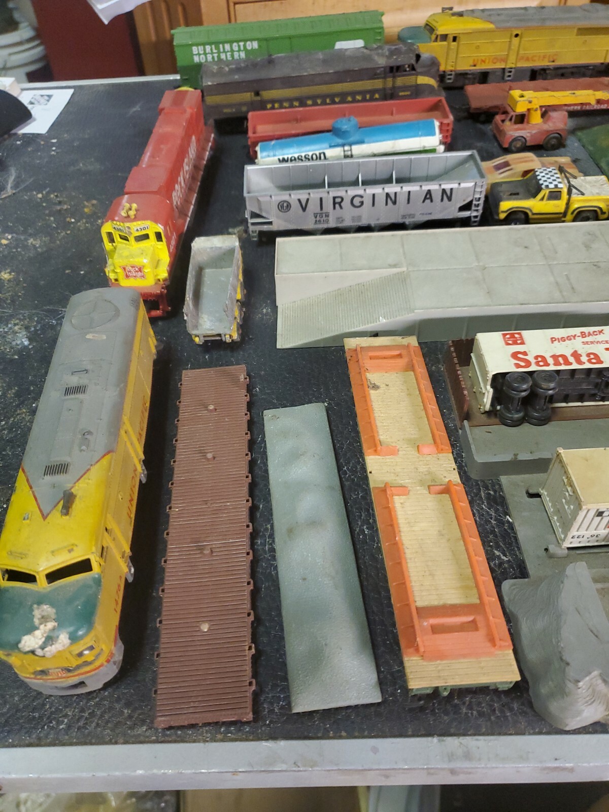 Large Lot of LifeLike and Tyco HO Scale TRAIN PARTS. FOR PARTS OR