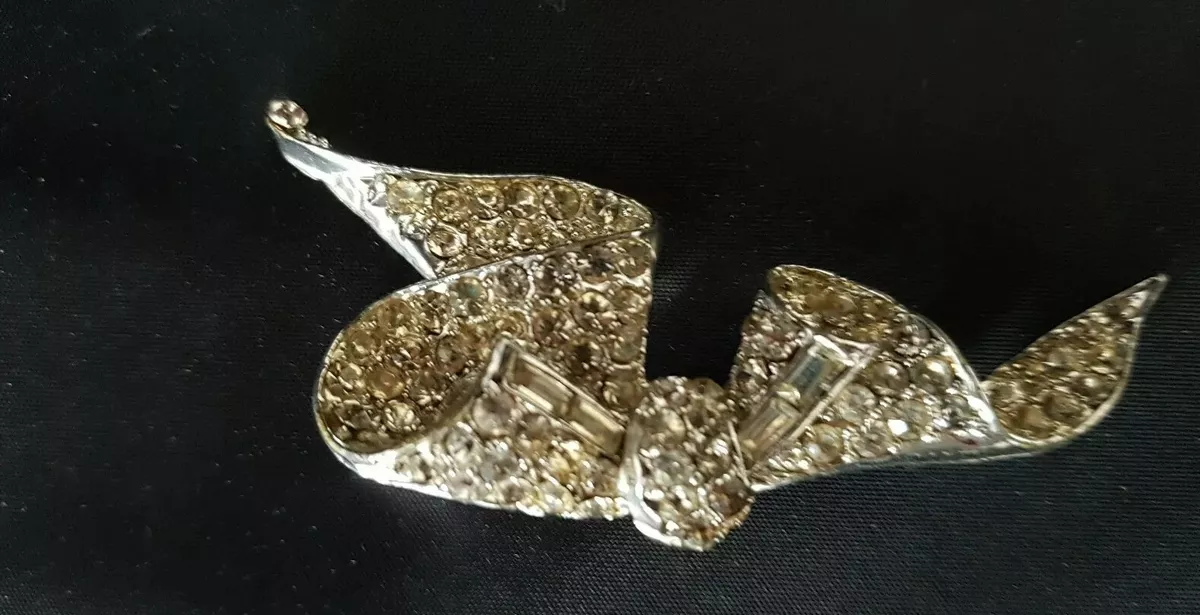 Capri brooch best sale