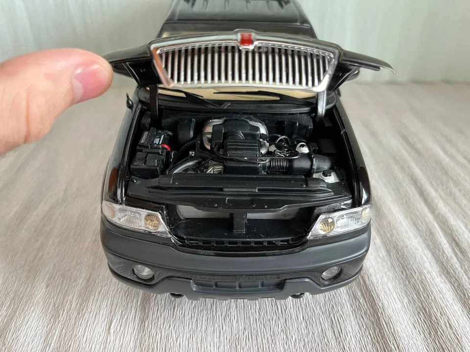 Autoart 1:18 Lincoln Navigator Black - Immagine 3 di 4