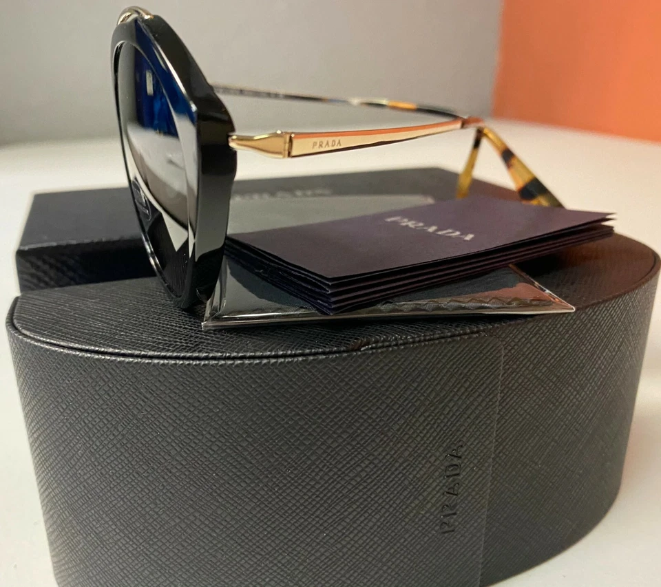 Gafas de sol para mujer Prada PR18US 1AB5S0 negras/doradas pálidas Foto 3 de 4