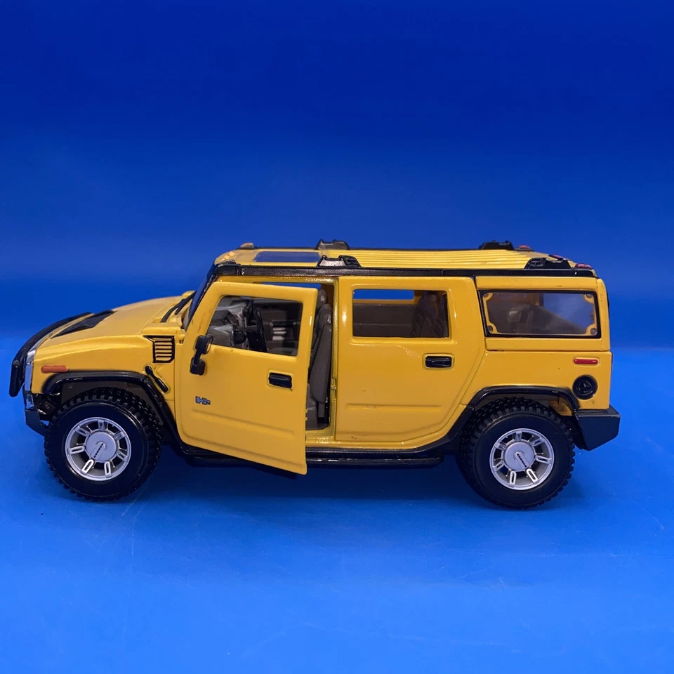 MotorMax 1998 Chevrolet Corvette convertible And Maisto 1:27 Hummer Lot 1/24 - Image 2 of 4