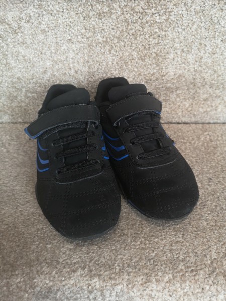 black trainers size 10