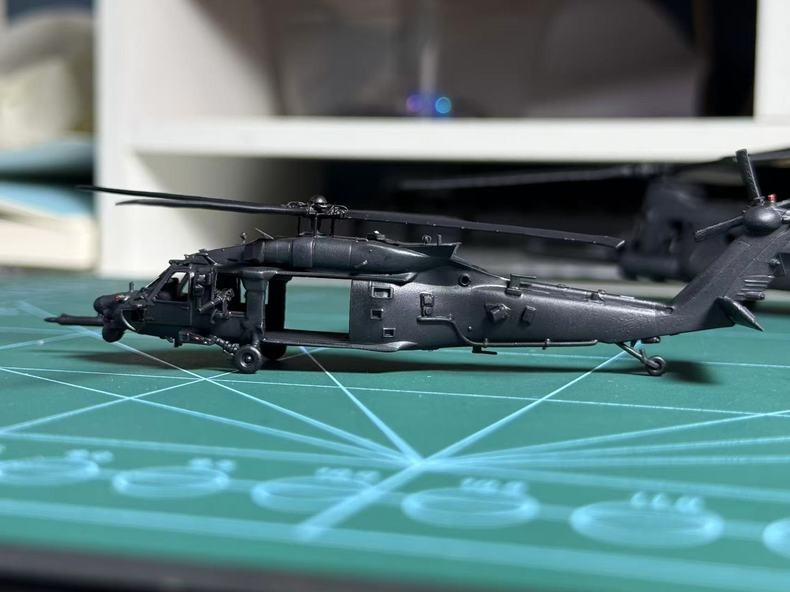 1:144 US Army 160th SOAR MH-60M Black Hawk Helicopter。 Finished