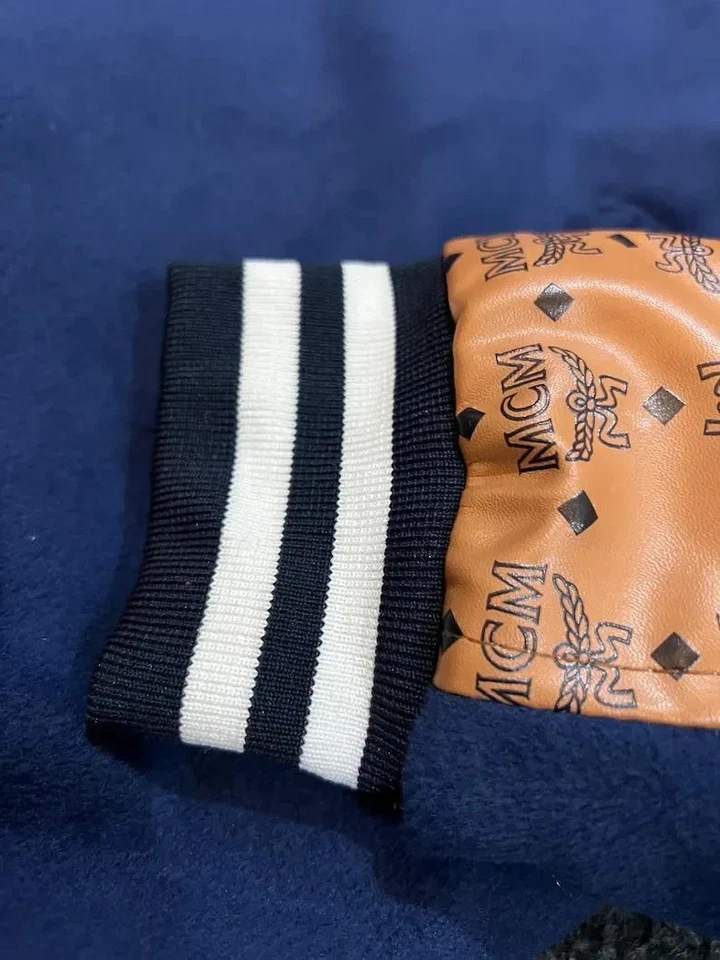 MCM 大学皮革夹克蓝色棕色轰炸机风格豪华街头服饰 — 第 2/4 张图片