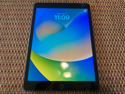 Apple iPad 8th Gen. 32GB, Wi-Fi, 10.2 in - Space Gray-  *Please Read*
