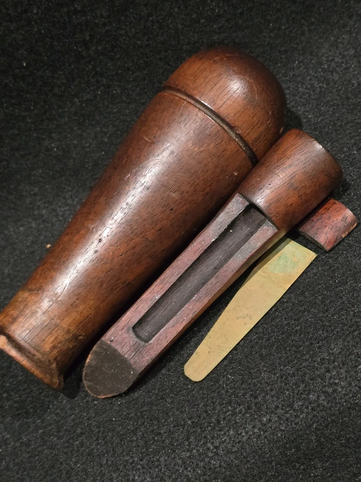 Antiguo Duck Call Unknown Maker - Madera de nogal - Caña de metal Foto 3 de 4