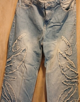 Bershka Damen Jeans Gerade mit Fransen, helle Waschung, blau, Größe 36