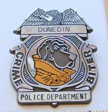 DUNEDIN POLICE DEPARTMENT~CRIME BITER~PLASTIC BADGE~STOFFEL SEALS NYACK NY