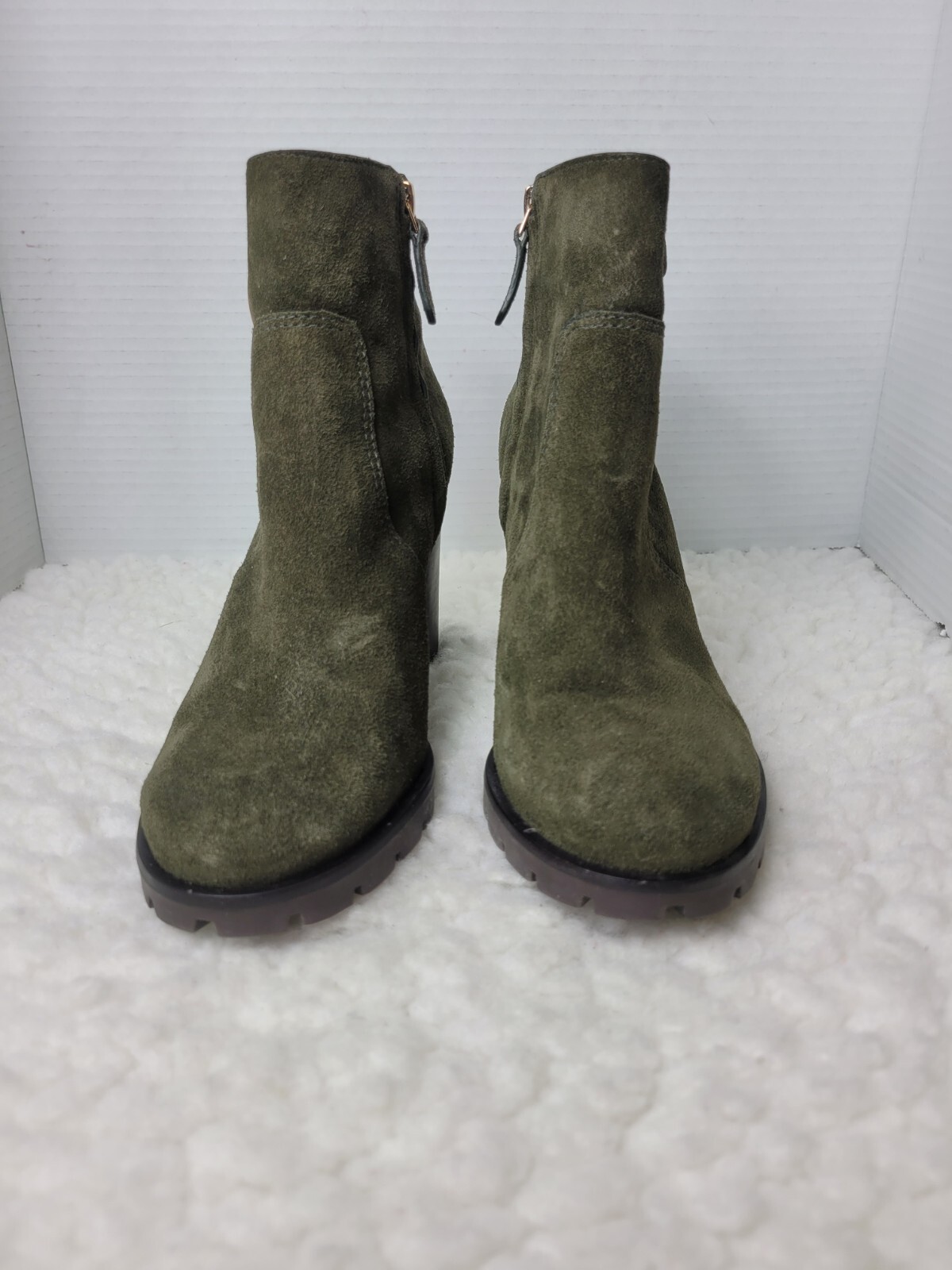 Tory Burch Sofia 85 mm Green Suede Ankle Bootie 9 Gold Logo Ring Lug Block Heel thumbnail 2