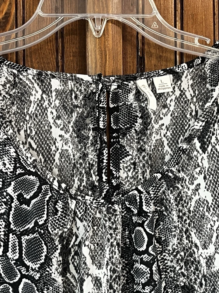 Blusa Cato para mujer grande con estampado de piel de serpiente gris puño con volantes ajustados Foto 3 de 4