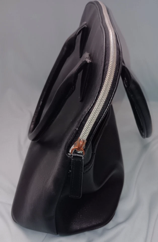 Bolso de mano Kenneth Cole Reaction de cuero negro para mujer Foto 3 de 4