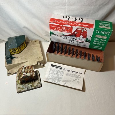 Lot (3) 1950s Vintage AMERICAN FLYER Building & Miscellaneous Items