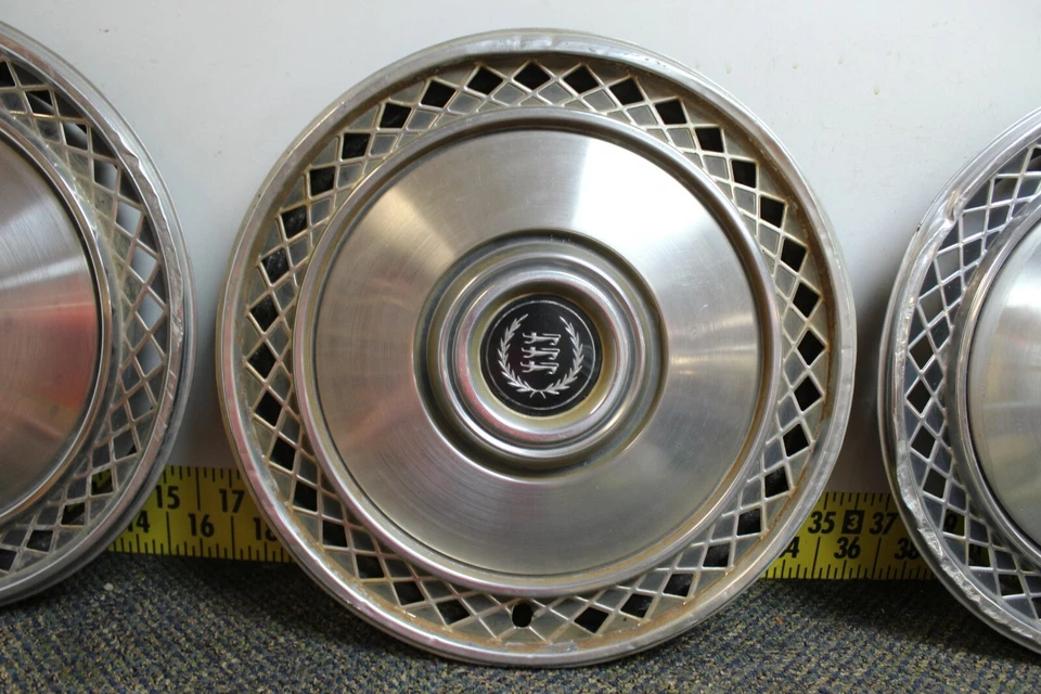 Juego de 4 tapacubos usados OEM Ford 15" E3AZ1130D 1975-82 LTD/Mercury Cougar (1415) Foto 3 de 4