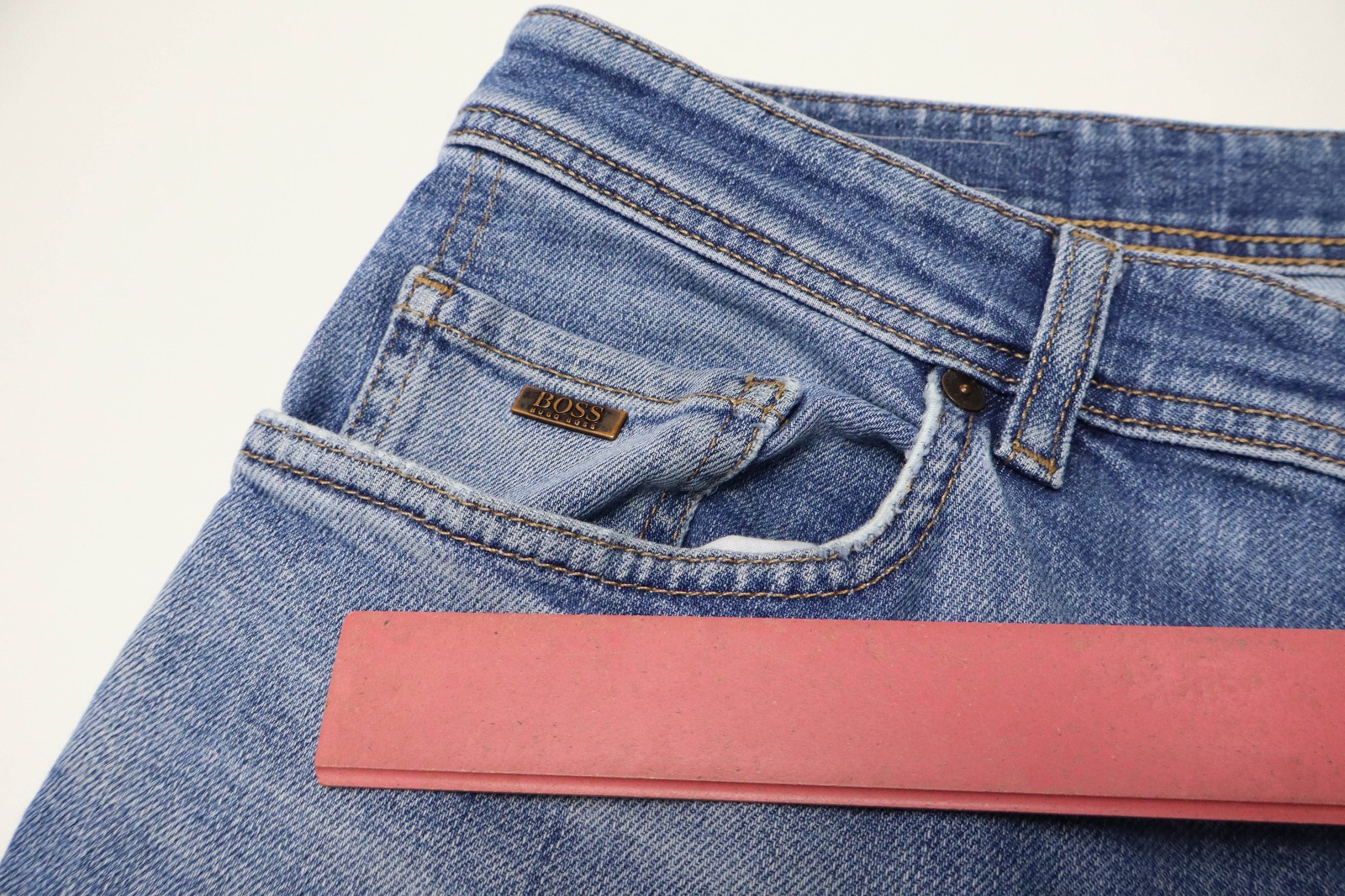 HUGO BOSS 040 Taber Tapered Fit Jeans Men's W31/L32 Faded Whiskers Button Fly thumbnail 11