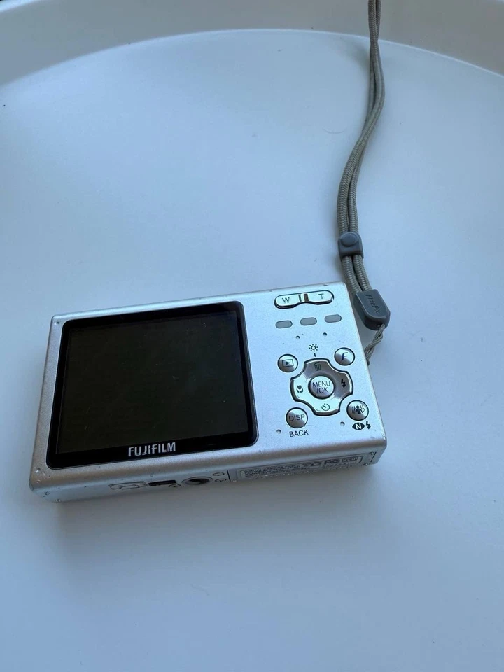 FUJIFILM FinePix Z5fd 6.3MP 3x Zoom Digital Camera Silver Not Tested - Image 2 of 3