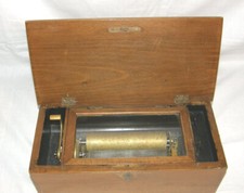 Antike WALZENSPIELUHR, Biedermeier um 1830/40, Buchegehäuse, läuft