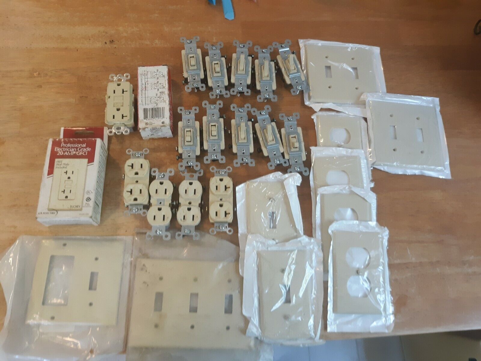 25 + Mixed LOT Electric Light Switches & Receptacles Plates new