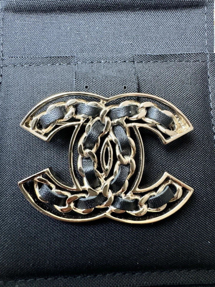 PIN BROCHE CHANEL 19P CLÁSICO TONO DORADO GRANDE CADENA LOGOTIPO CC CUERO NEGRO