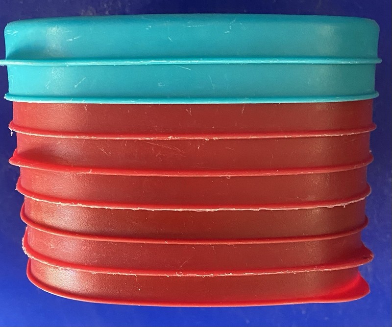 (8) Rubbermaid Easy Find Replacement Red/Blue LIDS ONLY  4.5" Square 7J58 (E25)