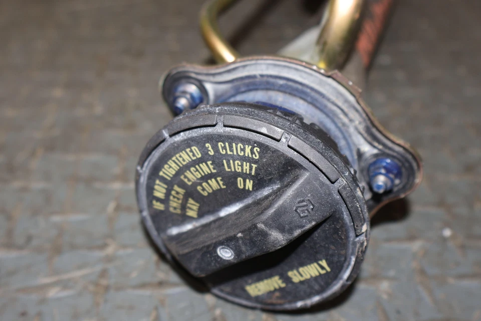 00-05 Honda S2000 Gasolina Gasolina Cuello de llenado de combustible con tapa y bota (119 k millas) Foto 2 de 4