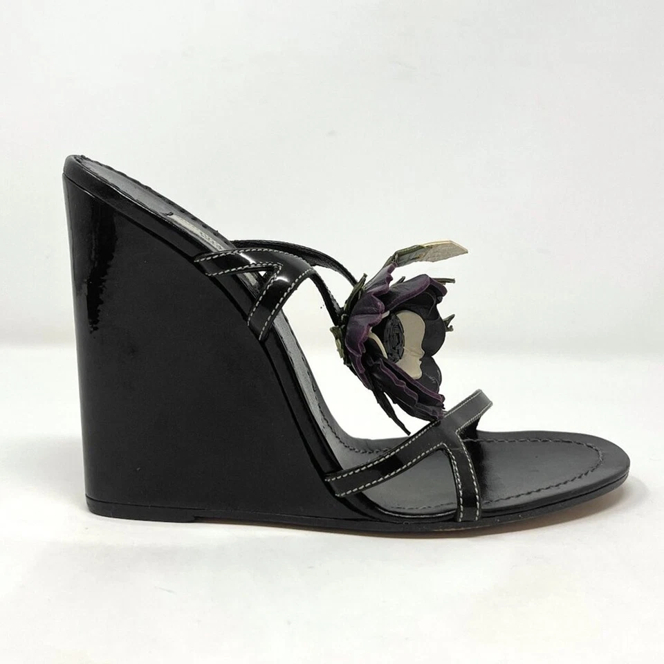 Sandálias anabela de couro envernizado preto Prada com detalhe floral, tamanho 37 - Imagem 3 de 4