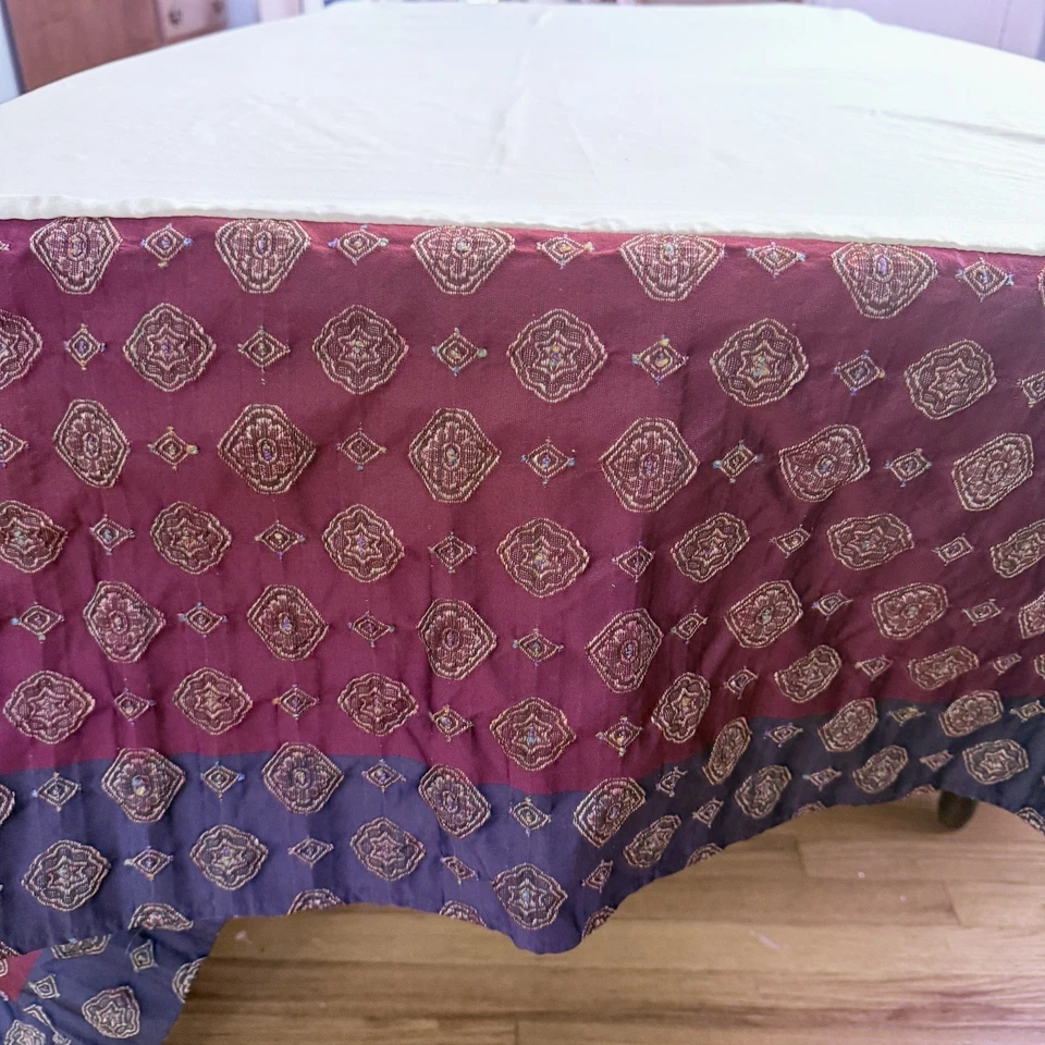 Falda de Cama Croscill Queen Arabella Boho Borgoña Roja Bordada Oro Polvo Volantes Foto 2 de 4