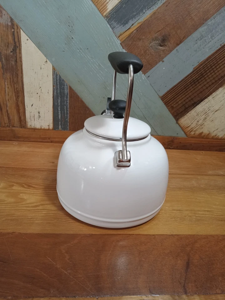 Tetera blanca Chantal 1,7 cuartos de galón esmaltada sobre acero (usada) Foto 4 de 4