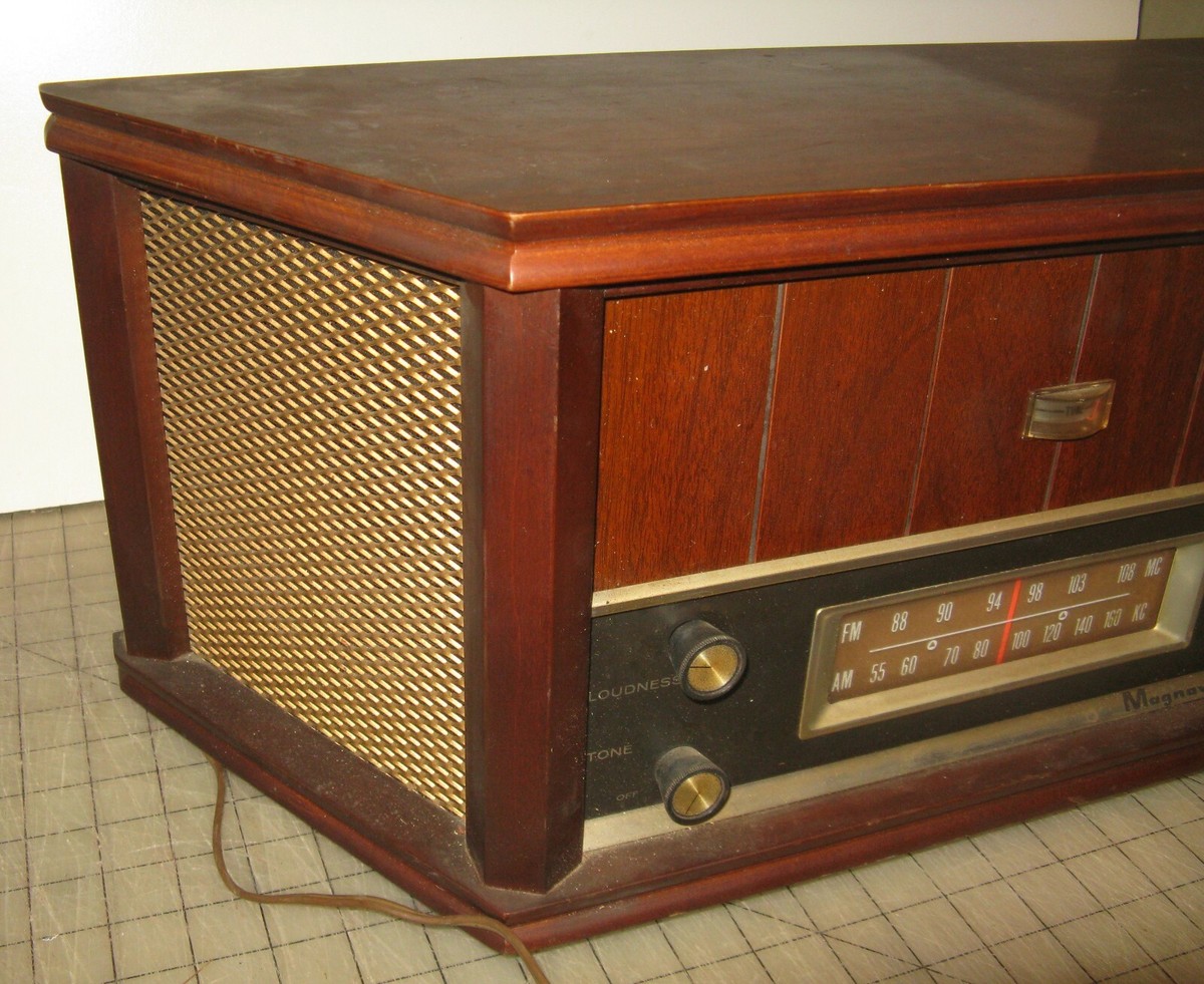 1961? MAGNAVOX OFM022 Table Top AM FM Tube Radio Wooden 1961? MAGNAVOX OFM022 Table Top AM FM Tube Radio Wooden