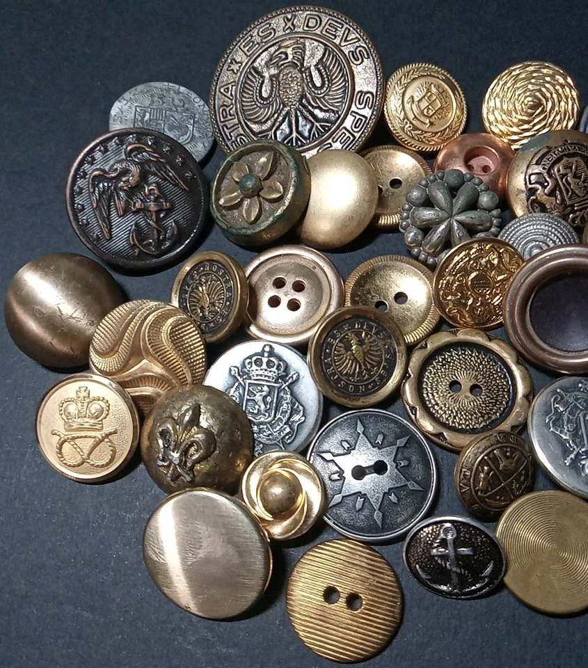 Смешанный лот винтажных металлических кнопок - Изображение 2 из 4