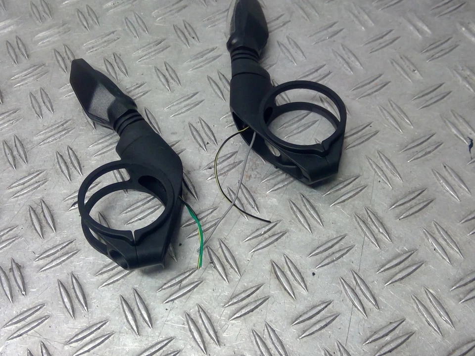 Blinker vorne Flasher front KTM 1290 Super Duke R Ez.23 6096km - Bild 4 von 4