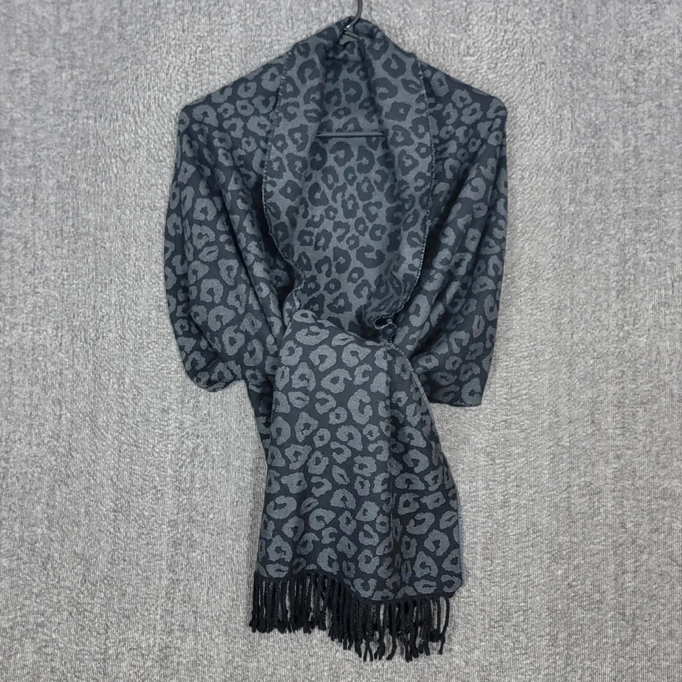 Bufanda envolvente Abercrombie & Fitch para mujer gris negro estampado de animales de leopardo con flecos Foto 3 de 4