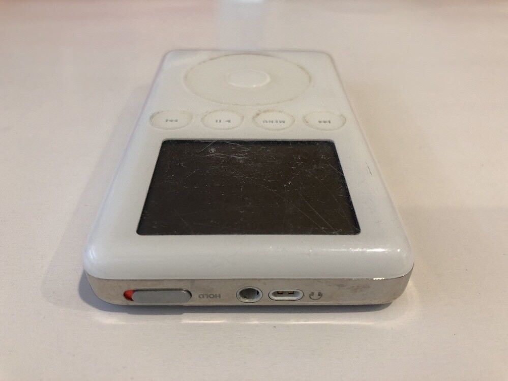 Apple iPod classic 3rd Generation White (10 GB) A1040 - Good Apple iPod classic 3rd Generation White (10 GB) A1040 - Good