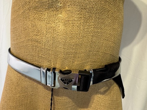 Cintura Prada Argento Nuova con etichette Pelle Argento Metallizzato Argento Triangolo Logo Fibbia Tg 95 - Foto 8 di 14