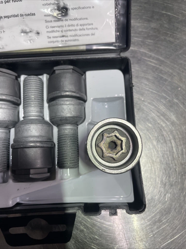 Kit de pernos antirrobo Audi número de pieza 8R0 071 336 Foto 3 de 4