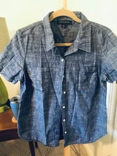 Tommy Hilfiger women's short sleeve striated denim button down, excellent