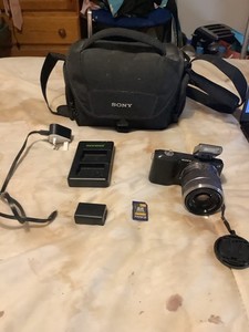 Sony NEX 3 Digital camera with flash, charger and carry case