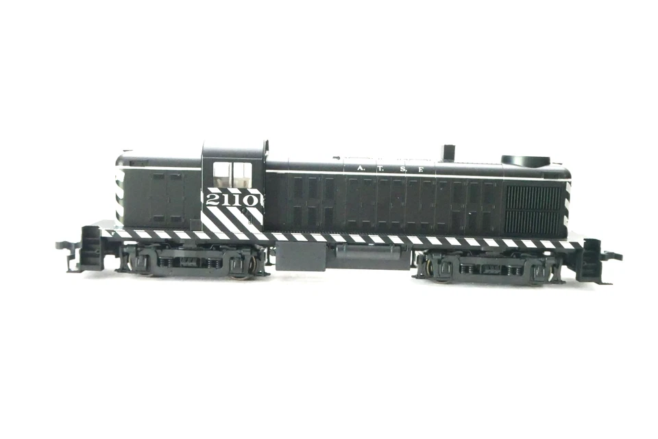 (HO/KATO) SANTA FE ALCO RS-2 ENGINE NO 2110 - Image 3 of 4