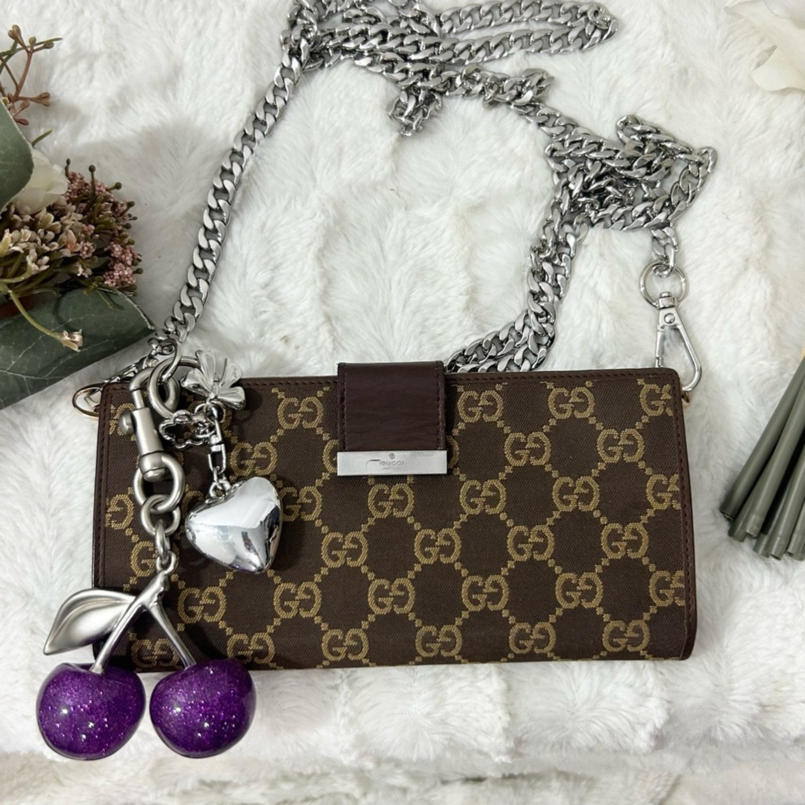 Gucci vintage GG monogram 035-28882250 trifold wallet with crossbody strap